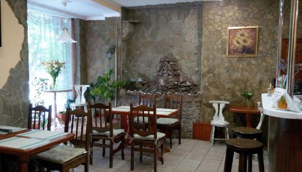 Кафе-бар «Сытна Хата» в Киеве. Заказывайте банкет на День рождения по акции.
