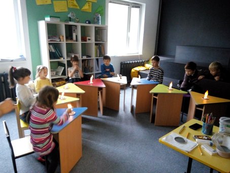 Art therapy at the Kid'Z Studio school on Poznyaky in Kiev. Sign up your child for a promotion.