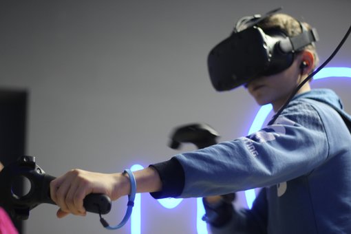 Virtual reality games at the MirVR club in Odessa. Have fun with the action.