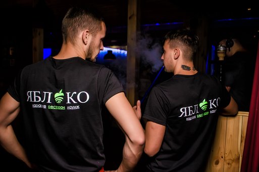 Персонал у ресторані «Яблуко» у Києві. Відвідайте ресторан зі знижкою.