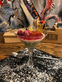 Сливочный десерт с маття в ресторане паназиатской кухни «MULAN restaurant» в Киеве. Заказывайте напитки по акции.