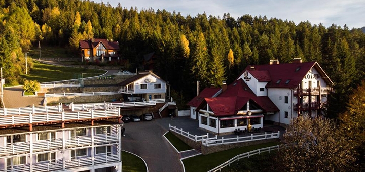 Територія готелю Welland в Яремчі. Відпочивайте по акції