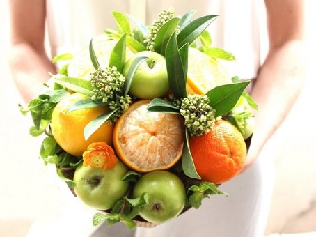 Букет з яблук та апельсинів у бутіку «Fruits & Flowers Market» у Дніпрі. Замовляйте по знижці.