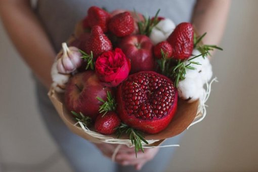 Букет з яблук та гранату у бутіку «Fruits & Flowers Market» у Дніпрі. Замовляйте по знижці.