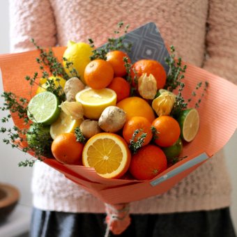 Букет із фруктів від бутику «Fruits&Flowers Market» у Дніпрі. Замовляйте по знижці.
