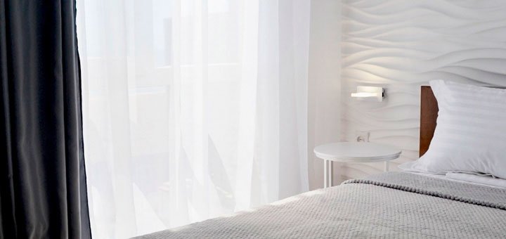 Спальня однокомнатного номера в мини-отеле «Мрия» в Затоке. Бронируйте по скидке.13