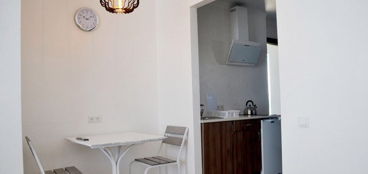 Спальня однокомнатного номера в мини-отеле «Мрия» в Затоке. Бронируйте по скидке.18