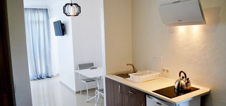 Спальня однокомнатного номера в мини-отеле «Мрия» в Затоке. Бронируйте по скидке.19