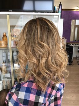 Зачіски в студії краси «Dali's Hair & Beauty Studio». Записати зі знижкою