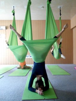 Fly yoga in the club of the Ukrainian Federation of Aero Yoga and Yoga in Kramatorsk. Sign up for the promotion.