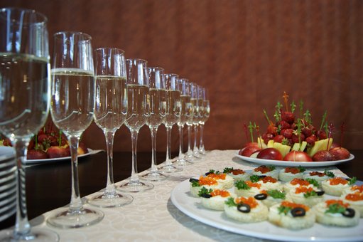 Banquet table at the Palmira restaurant in Dnipro. Celebrate birthdays with promotions.