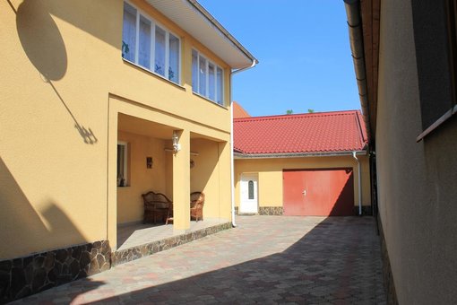 Двір у готелі «Мала Прага» в Ужгороді. Забронювати номер по акції